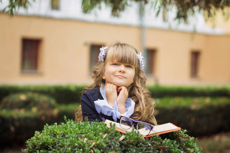一个小开朗的蓝眼睛的女孩, 一个一流的女人与 bantikami 和眼镜在