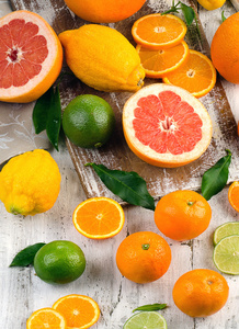 柑橘类水果木制的桌子上