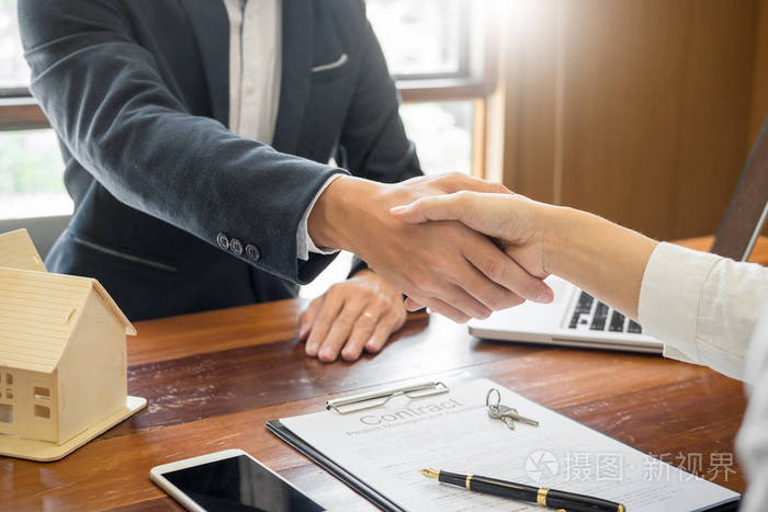 房屋开发商代理或财务顾问及客户签署文件后握手处理成功协议, 与公司