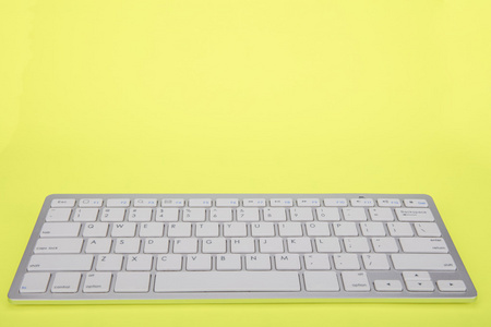 计算机键盘在黄色背景上