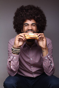 黑男人吃三明治