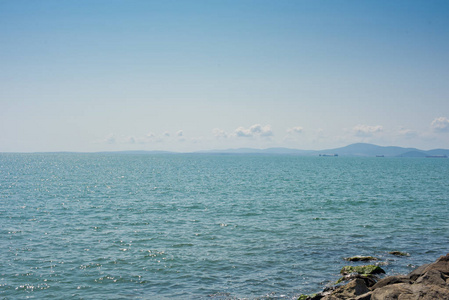 在蓝海地平线上的一艘船。自然背景