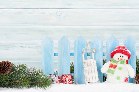 圣诞礼品盒, 雪人玩具和杉木树枝。使用复制空间查看