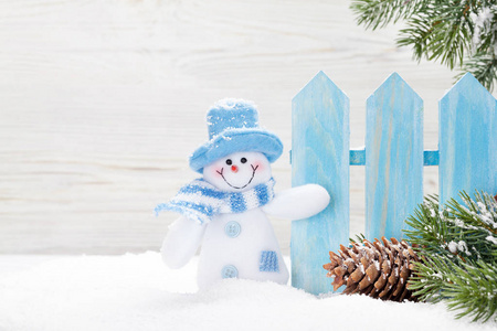 圣诞雪人玩具, 装饰和冷杉树枝。圣诞贺卡与空间为您的问候