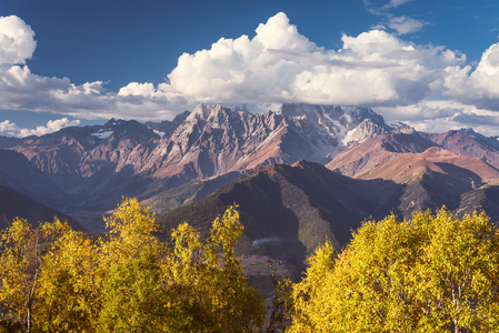 秋天风景与山顶的视图