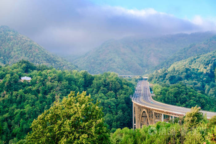 暴风雨前亚平宁山的拱桥横跨峡谷