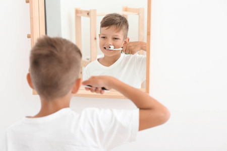 小男孩在浴室刷牙图片