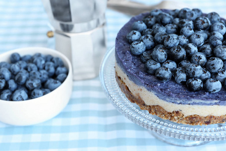 甜点站与美味的蓝莓芝士蛋糕桌上