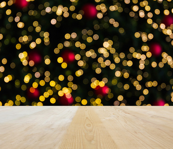 木桌子顶部的空白空间或与圣诞节树灯的空白区域