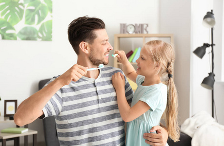 男人和他的小女儿在家刷牙