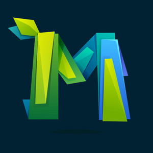 字母m标志在低聚风格与绿叶。