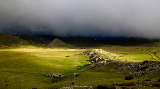 Mavrovo 国家公园的多云风景与山在 Fyr 马其顿