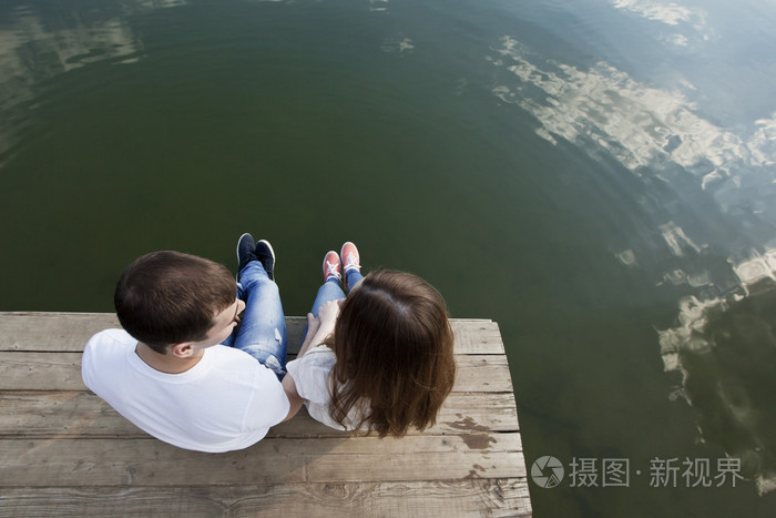 恩爱夫妻坠入爱河