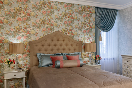 内部的一间卧室中经典的风格，一张大床和