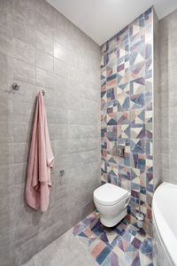 在现代风格的瓷砖室内浴室
