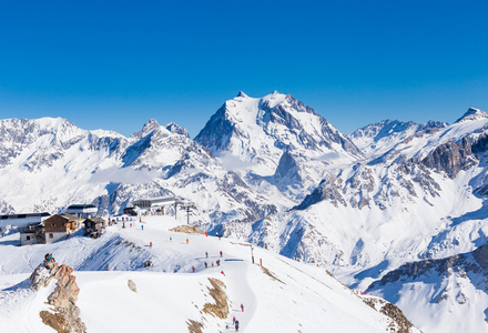 覆盖的库尔舍维勒在法国阿尔卑斯山的斜坡上的雪景