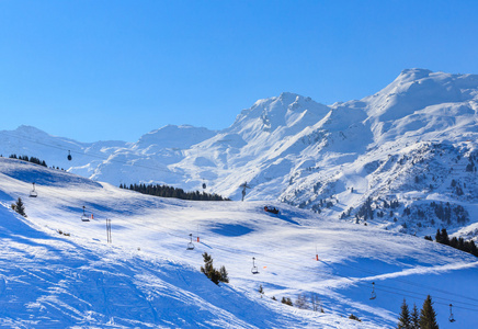 冬天下雪的山。 梅里贝尔滑雪胜地梅里贝尔别墅