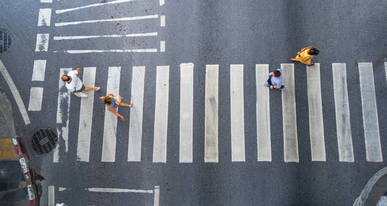 空中照片上的人走在街上的行人过路交通道路上的视线