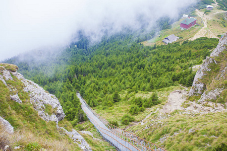 梯子与楼梯在美丽的山风景。Ceahlau, Toaca罗马尼亚