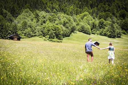 两个快乐的恋人在阿尔卑斯山上度假