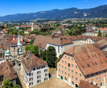 在 Solothurn 市从圣熊大教堂的塔上查看