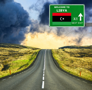 利比亚道路标志反对清澈的天空