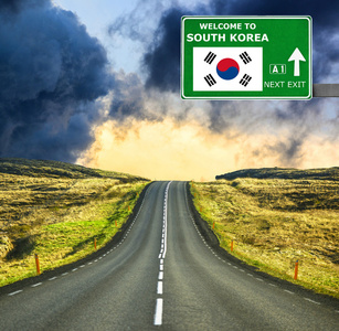 韩国道路标志反对清澈的天空