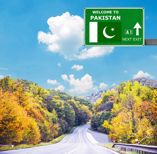 巴基斯坦道路标志反对清澈的天空