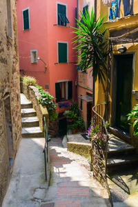 在风景如画的村庄 Vernazza 的小巷