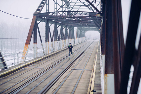 一张年轻运动员在桥上奔跑的照片