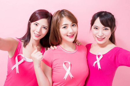 女性自拍快乐与乳腺癌预防在粉红色的背景