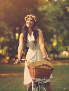 美丽的女人，骑坏在公园和享受美丽的苏