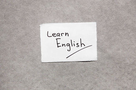 学习英语在真实的纸上的灰色背景, 学习语言的单词