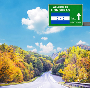 洪都拉斯道路标志反对清澈的天空