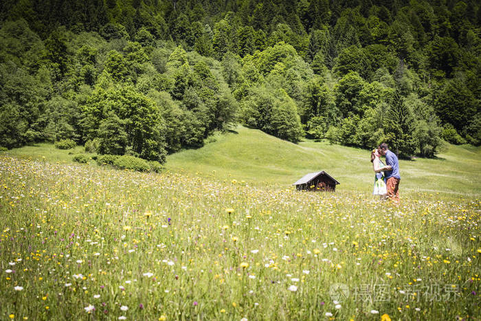 两个快乐的恋人在阿尔卑斯山上度假