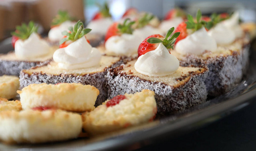 一盘可口的甜晨茶歇款待.食品烹饪, 蛋糕饼干和甜点照片