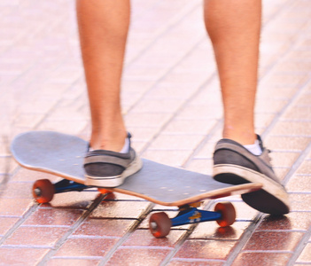 运动模糊的快速滑板脚还在动图片