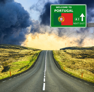 葡萄牙道路标志反对清澈的天空