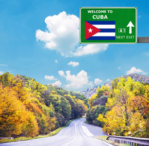 古巴道路标志反对清澈的天空