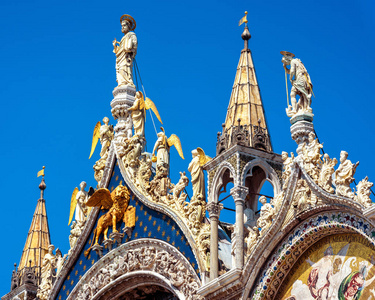 圣马可大教堂或圣马克大教堂, 威尼斯, 意大利。它是威尼斯的主要旅游胜地。圣马克教堂特写的豪华门面。夏季威尼斯地标的华丽细节