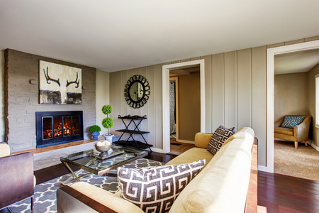 开放式平面客厅，壁炉，舒适沙发