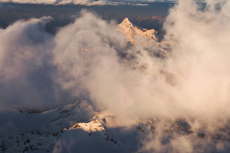 Elbrus 地区晨光中高山峰的全景图