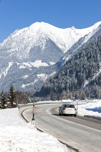 冬天的景色高山道路