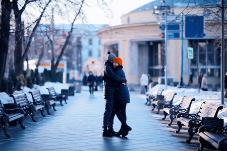在秋城散步的年轻人和女人, 浪漫快乐的情侣