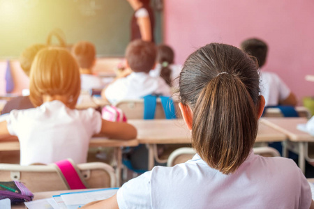 老师讲课背影图片