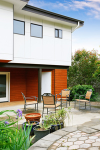 舒适混凝土露台面积与现代城市房子附近设置的表