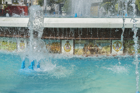 在夏天在马贝拉的喷泉