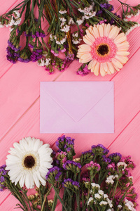 邮件信封和鲜花