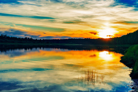 日落在云彩在湖