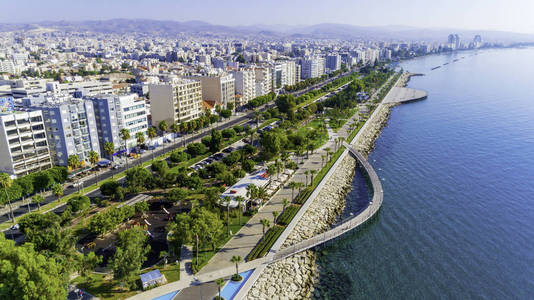 位于塞浦路斯利马索尔市中心海岸的 molos 海滨公园鸟瞰图.